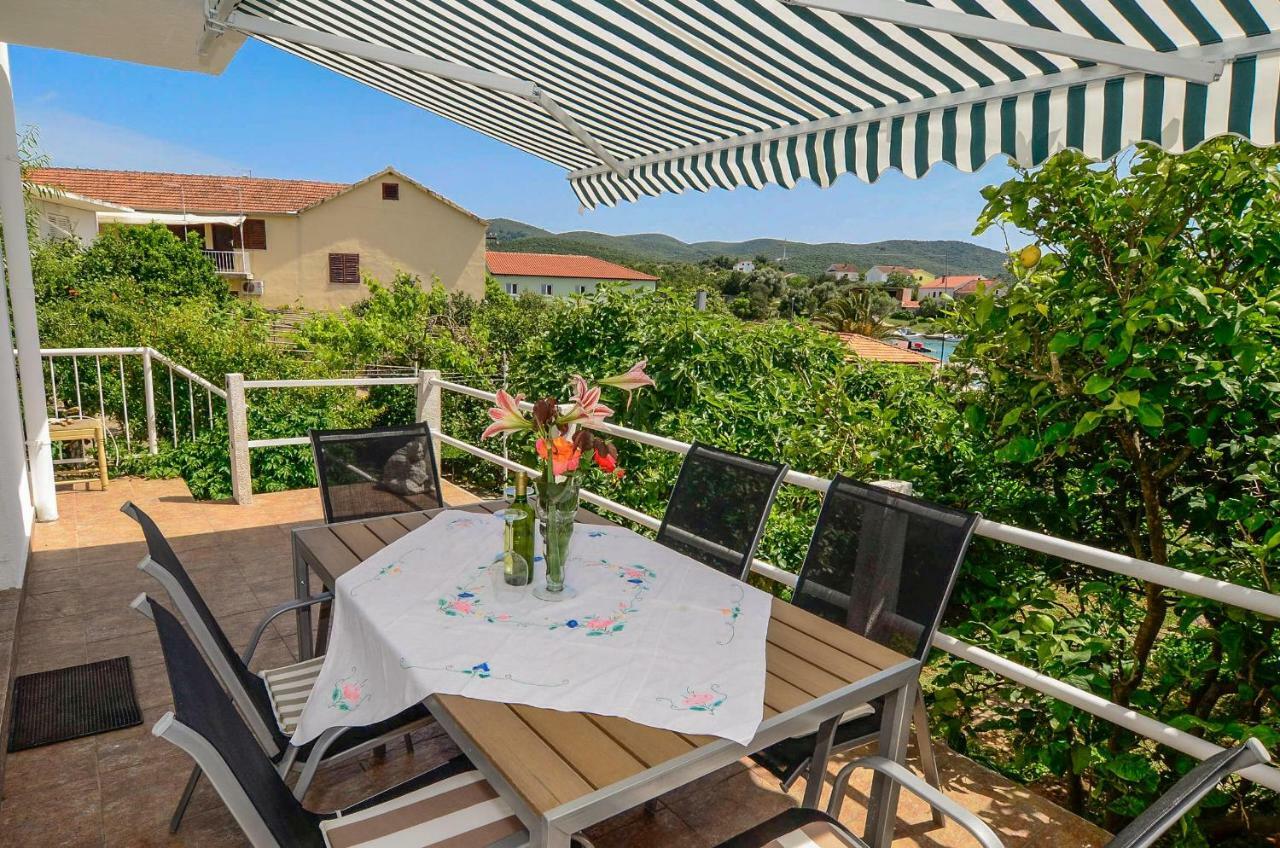 Holiday Home Loviste Ngoại thất bức ảnh