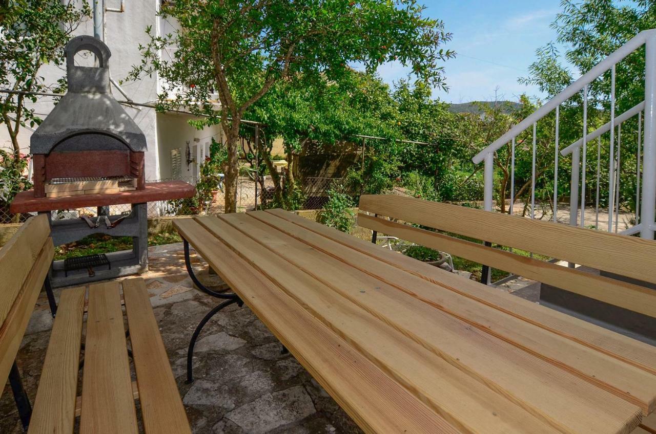 Holiday Home Loviste Ngoại thất bức ảnh