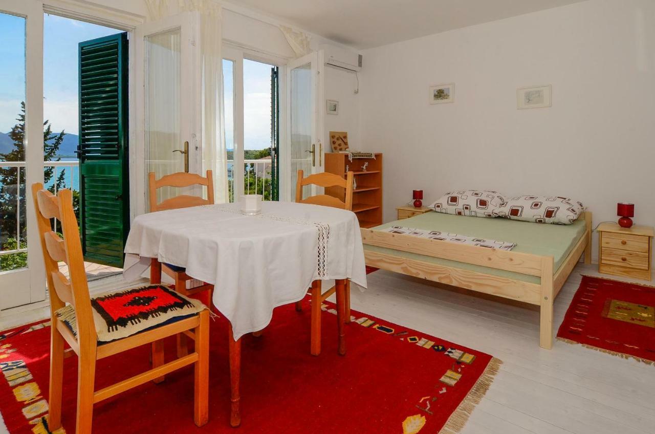 Holiday Home Loviste Ngoại thất bức ảnh